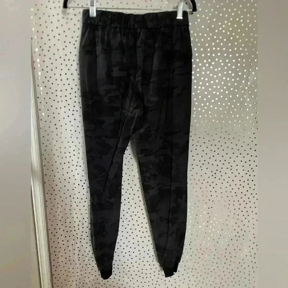 Lululemon On the Fly Jogger - Picture 6 of 8